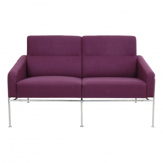 Arne Jacobsen Airport sofa 3302 in purple fabric For Sale CPH